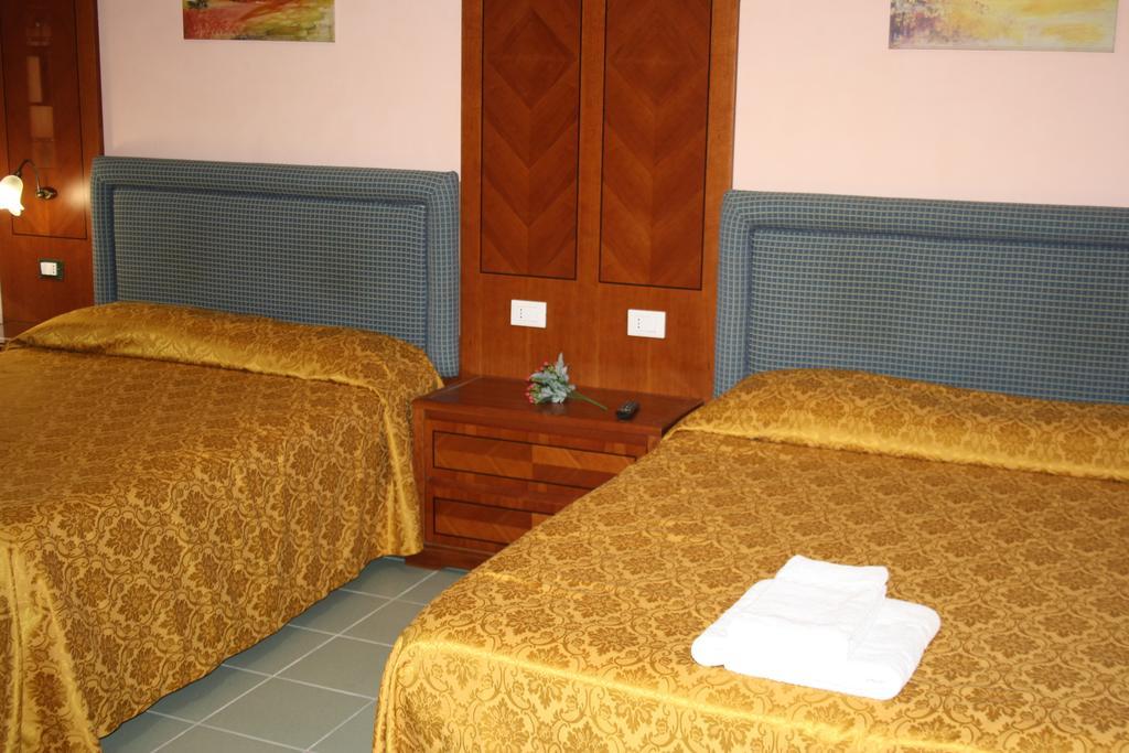 Deluxe Quadruple Room Via Teobaldi 2,405421728:JPEG